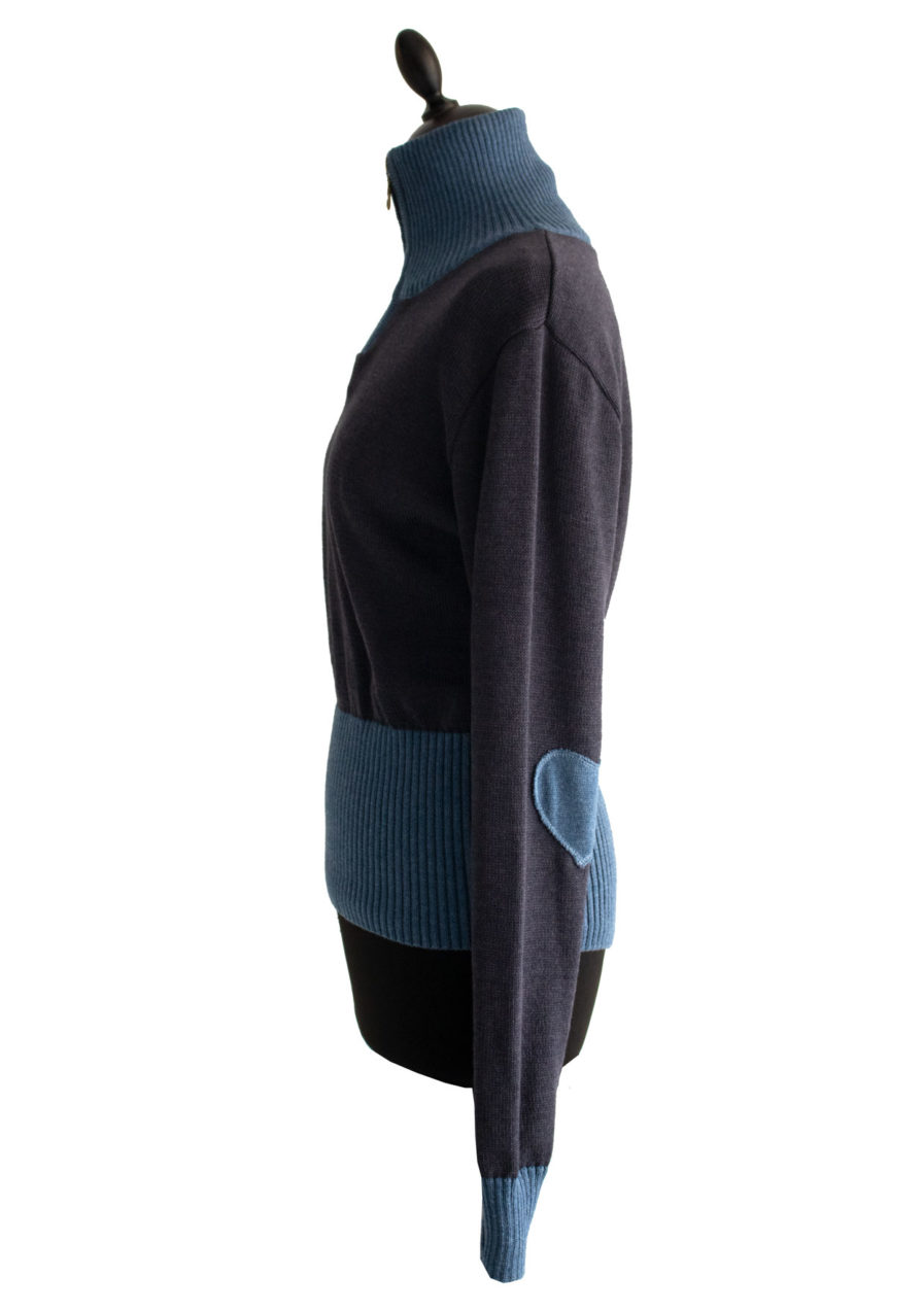 Blauer Strickpullover mit Stehkragen