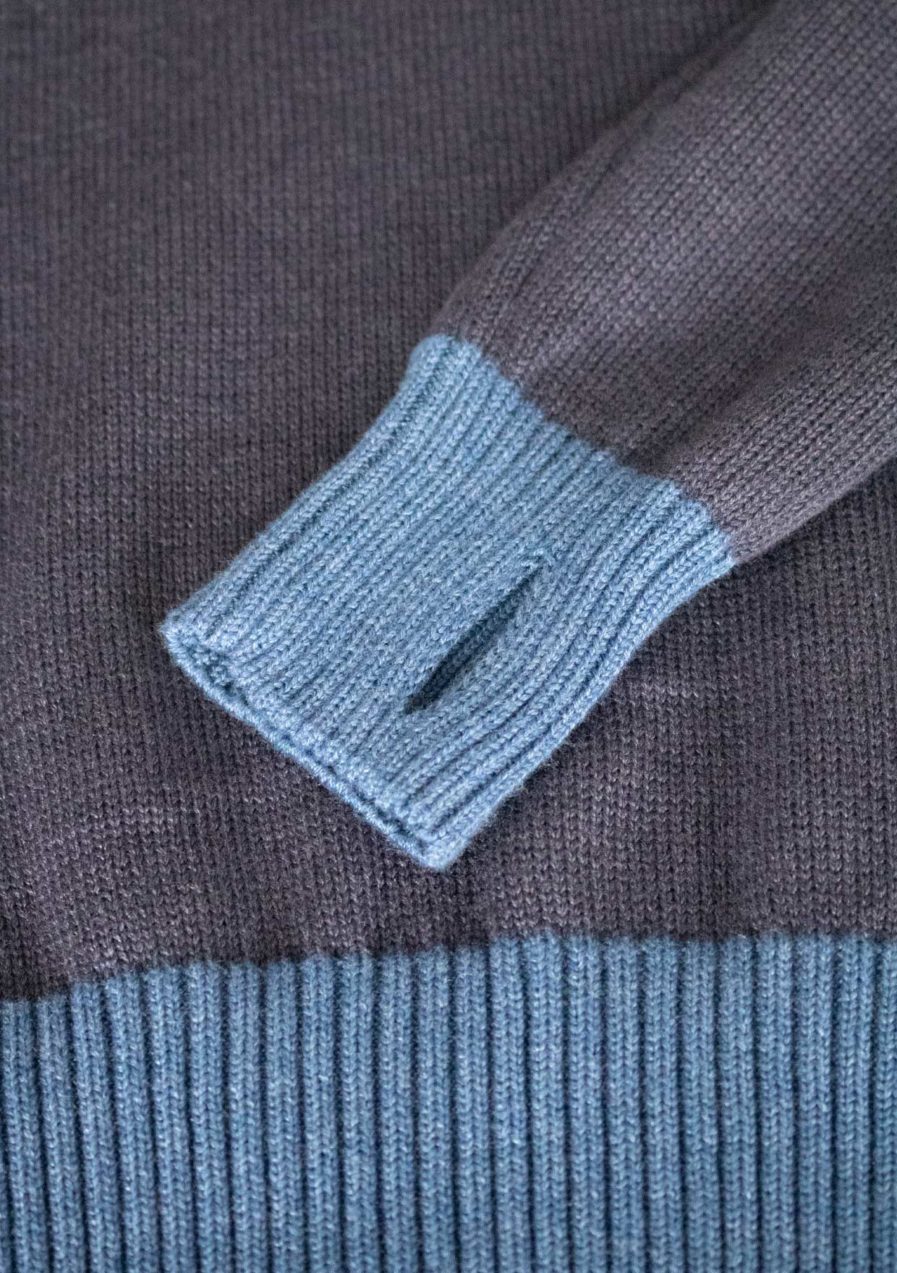 Blauer Strickpullover mit Stehkragen