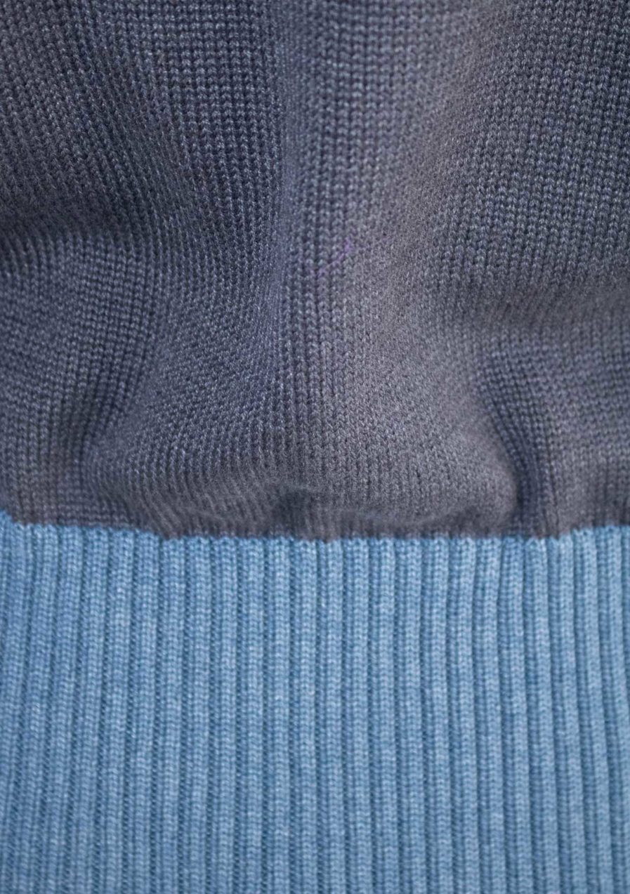 Blauer Strickpullover mit Stehkragen